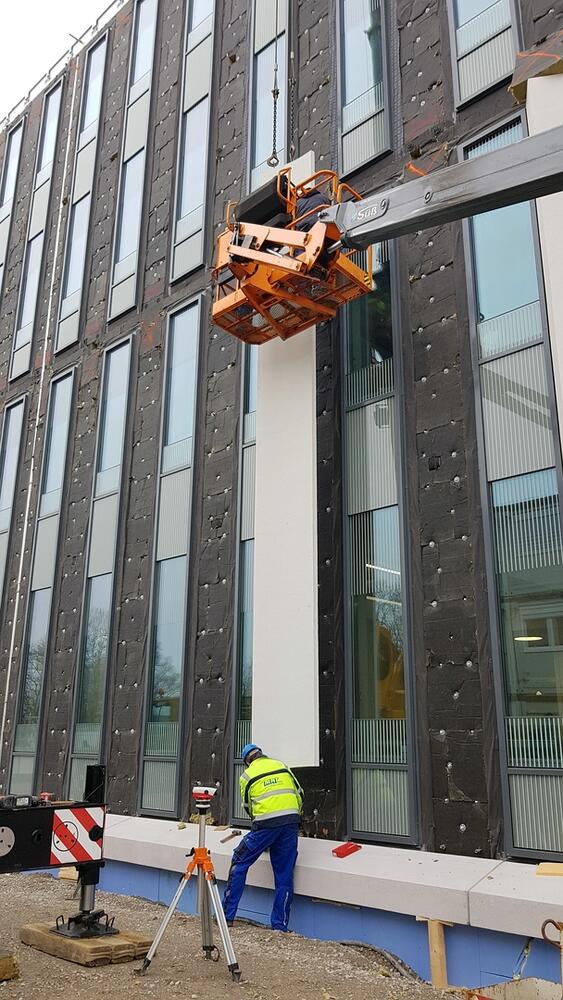 Anbau der Fassadenelemente aus Beton