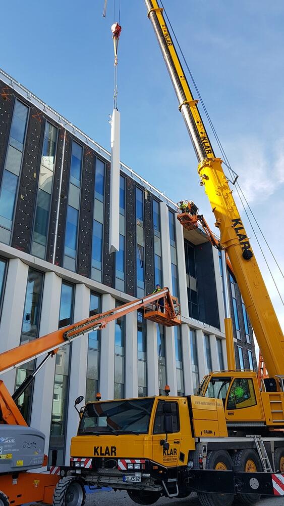 Anbau der Fassadenelemente aus Beton