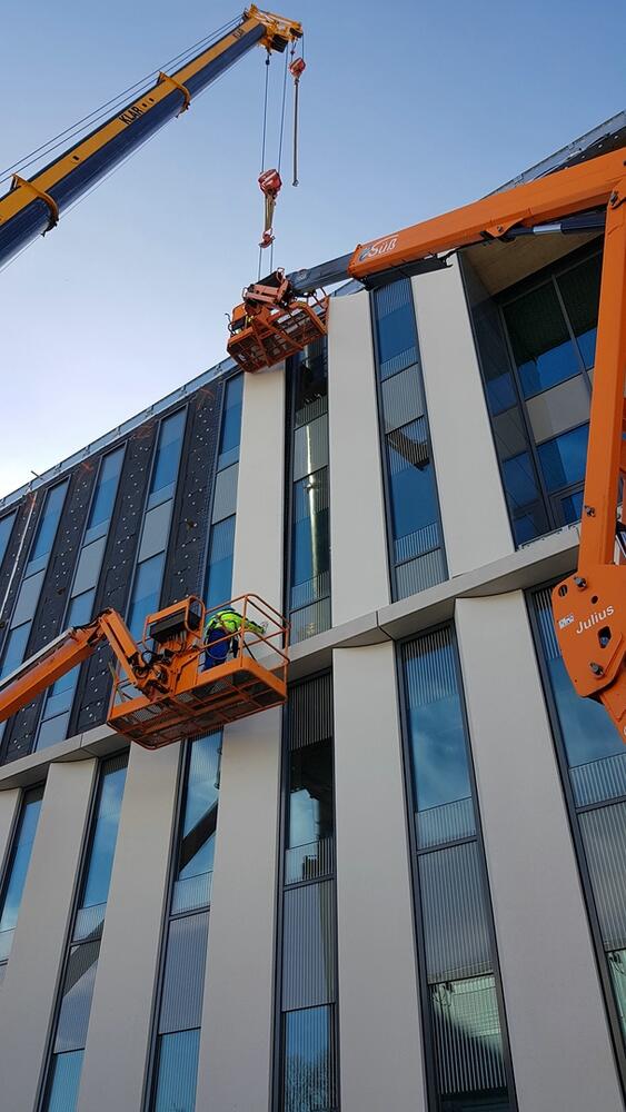 Anbau der Fassadenelemente aus Beton