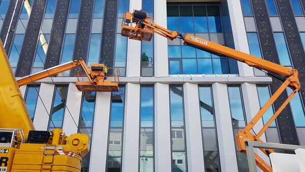 Anbau der Fassadenelemente aus Beton