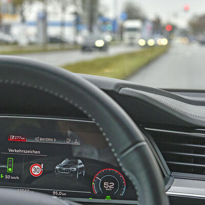 Bild vergr&ouml;&szlig;ern: Audi vernetzt erstmals neue Modelle mit städtischen Ampeln