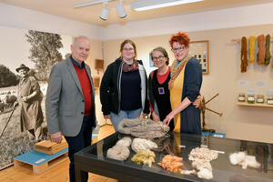 Bild vergrößern: Museumsleiter Maximilian Böhm mit Mitgliedern der Spinngruppe, die die Ausstellung "Natürlich Wolle" mitgestaltet haben