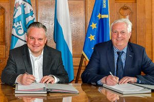 Bild vergrößern: Oberbürgermeister Christian Scharpf und Hubert Stockmeier bei der Vertragsunterzeichnung