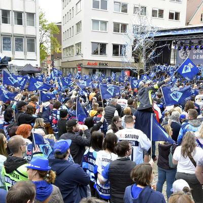 Bild vergr&ouml;&szlig;ern: Feier des ERC Ingolstadt - Fans auf dem Rathausplatz