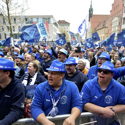 Bild vergr&ouml;&szlig;ern: Feier des ERC Ingolstadt - Fans auf dem Rathausplatz