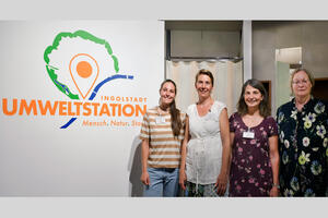 Bild vergrößern: (v.l.) Johanna Kaiser (Organisation und Verwaltung), Helene Theobald (Leiterin der Umweltstation), Renate Schwäricke (Umweltbildnerin) und Bürgermeisterin Petra Kleine