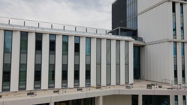 Fassade an den Obergeschossen, rechts der Turm 