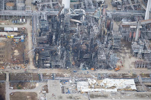 Bild vergrößern: Bayernoil-Raffinerie nach der Explosion