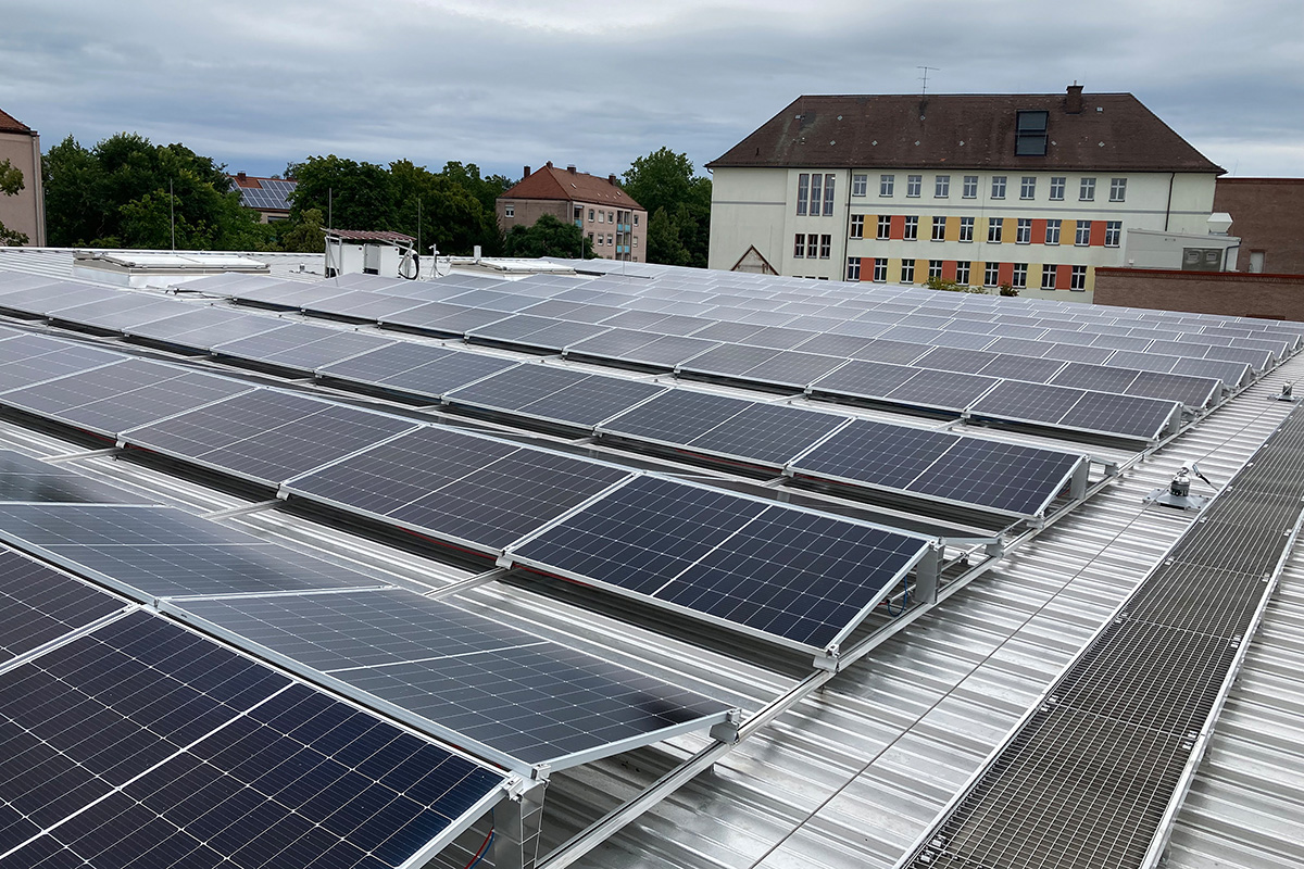 Photovoltaik-Anlage Ballspielhalle Münchener Straße