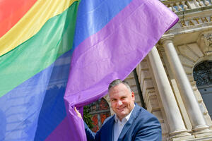 Bild vergrößern: Die Regenbogen-Fahne weht zum Christopher Street Day wieder am Alten Rathaus