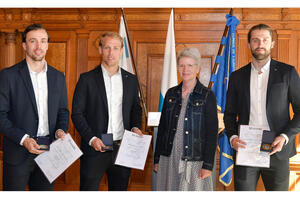 Bild vergrößern: Bürgermeisterin Dorothea Deneke-Stoll mit Fabio Wagner, Leon Hüttl und Wojciech Stachowiak (v.l.)