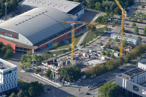 Bild vergrößern: An der Saturn-Arena wird aktuell der Donau-Tower gebaut, in den die VR-Bank einzieht