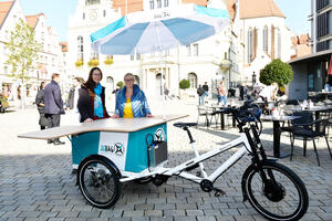 Bild vergrößern: Ines Schachtschabel und Veronika Bischofberger von der Jugendberufsagentur sind mit ihrem Info-E-Bike präsent
