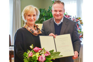 Bild vergrößern: OB Cristian Scharpf überreichte Gudrun Rihl die Verdienstmedaille im Namen der Bundespräsidenten
