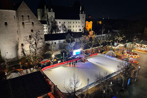 Bild vergrößern: Eisarena am Paradeplatz