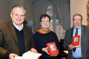 Bild vergrößern: OB Christian Scharpf (links) erhielt die neuen Bände zur Ingolstädter Stadtgeschichte von Autor Gerd Treffer (rechts) und Stadtmuseumsleiterin Beatrix Schönewald
