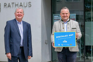 Bild vergrößern: Oberbürgermeister Christian Scharpf (rechts) und IT-Referent Bernd Kuch mit der Auszeichnung »Digitales Amt«