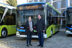 Bild vergrößern: Bürgermeisterin Petra Kleine und Robert Frank, Geschäftsführer SBI, stellten die neuen Elektrobusse vor