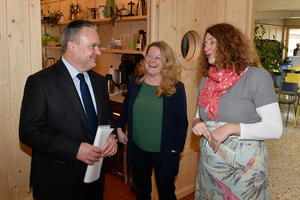 Bild vergrößern: Oberbürgermeister Christian Scharpf mit den Quartiersmanagerinnen Gudrun Schmachtl und Dagmar Kuczora