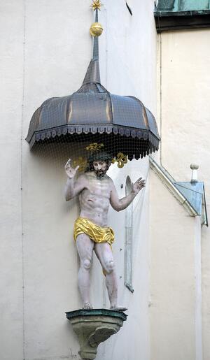 Bild vergr&ouml;&szlig;ern: Die Christusfigur am Pfeifturm - eine Stiftung Steuarts