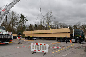 Bild vergrößern: Anlieferung der größten Bauteile für das Holztheater
