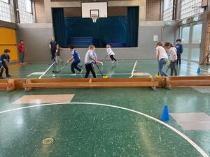 Bild vergrößern: Kinder beim Floorballhockey