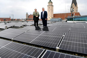 Bild vergrößern: Bürgermeisterin Petra Kleine und Oberbürgermeister Christian Scharpf auf dem Dach des Neuen Rathauses