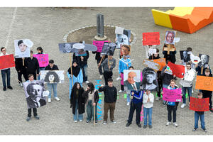 Bild vergrößern: Schülerinnen und Schüler der Ickstatt-Realschule mit ihrer Installation »Helden der Freiheit«