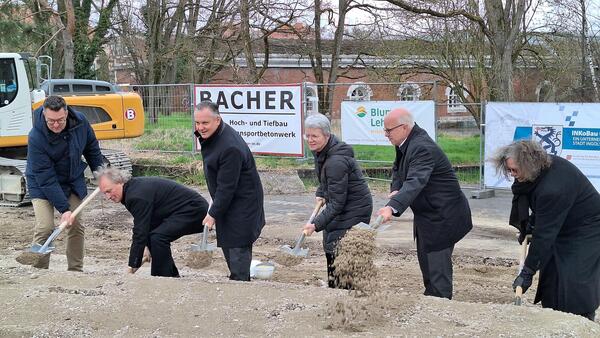 Spatenstich für das Holztheater