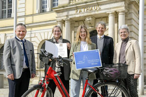 Bild vergrößern: Oberbürgermeister Christian Scharpf, Bürgermeisterin Petra Kleine, Fahrradbeauftragte Theresa Schneider, Baureferent Gero Hoffmann und Bürgermeisterin Dorothea Deneke-Stoll