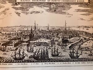 Bild vergr&ouml;&szlig;ern: Eine gro&szlig;e reiche und sch&ouml;ne Stadt ,so sieht
Matth&auml;us Merian Kopenhagen. Der Kupferstich stammt von 1638. Bei einem viert&auml;gigen Brand 1728 wird es zur H&auml;lfte zerst&ouml;rt. In diesem Jahr wird Johannes Ring der Stadt verwiesen.
