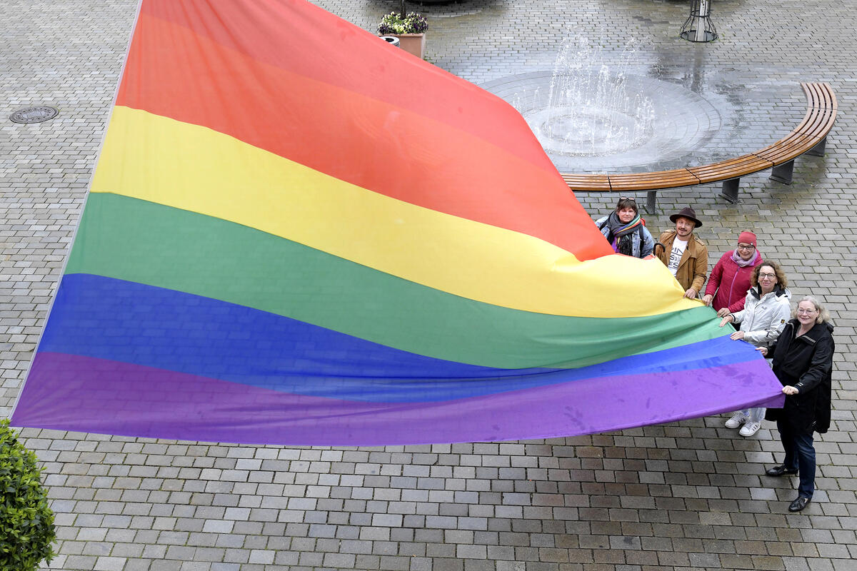 Regenbogenfahne auf dem Rathausplatz