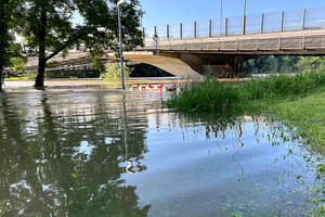 Bild vergr&ouml;&szlig;ern: Glacisbr&uuml;cke - Hochwasser 2024
