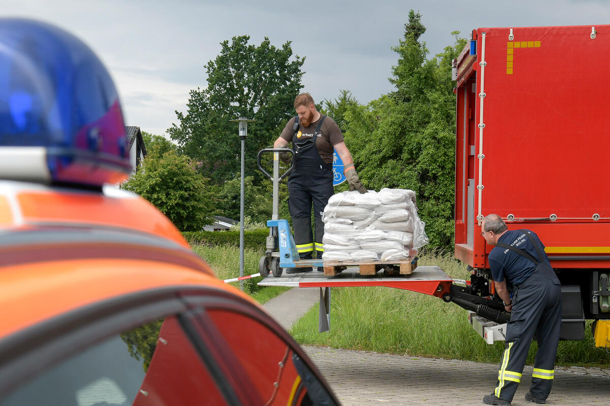 Ausgabe von Sandsäcken - Hochwasser 2024