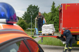 Bild vergrößern: Ausgabe von Sandsäcken - Hochwasser 2024