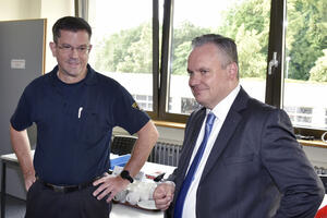 Bild vergrößern: (v.r.) Oberbürgermeister Dr. Christian Scharpf dankt der GAL und besucht Einsatzleiter Josef Huber