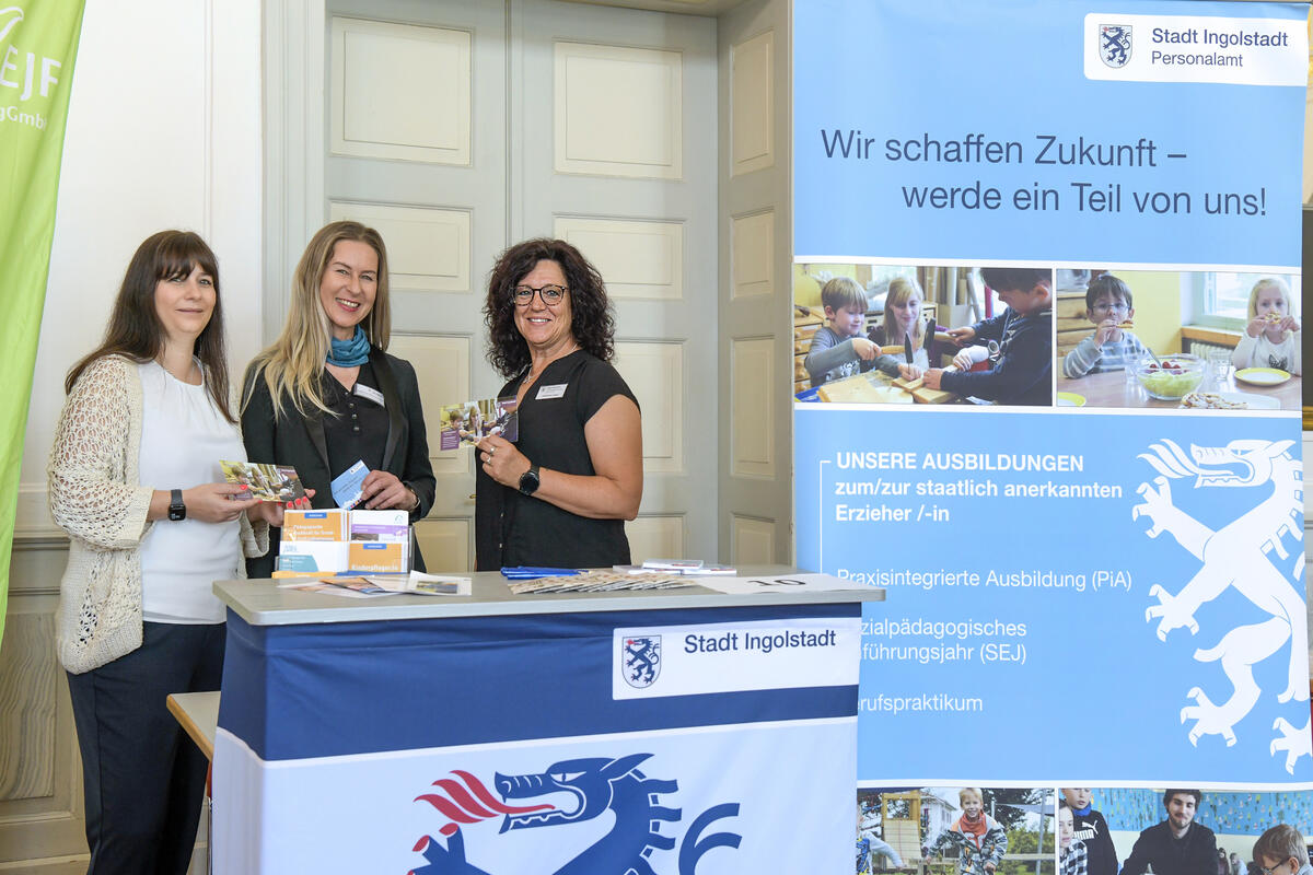 Romina Müller, Leiterin des Jobcenters, sowie Magdalena Rudzinska-Lang, Beauftragte für Chancengleichheit