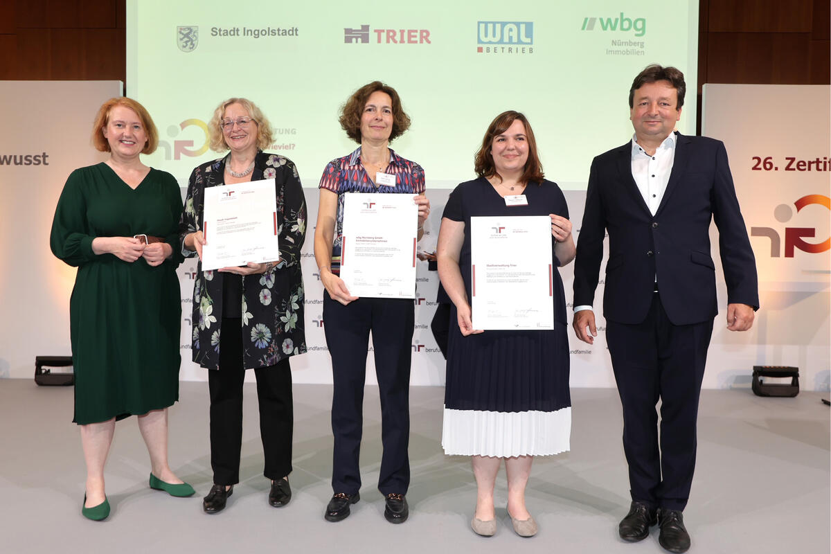 Bundesfamilienministerin Lisa Paus (l.), Bürgermeisterin Petra Kleine (2.v.l.) und weitere ausgezeichnete Arbeitgeberinnen und Arbeitgeber. 