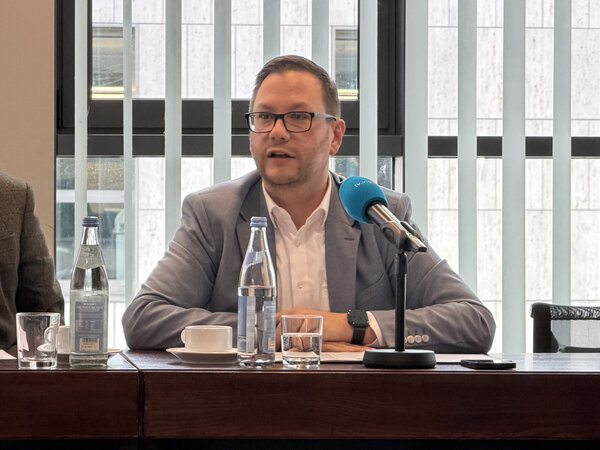 Sportb&uuml;rgermeister Christian De Lapuente stellt das Konzept f&uuml;r den 