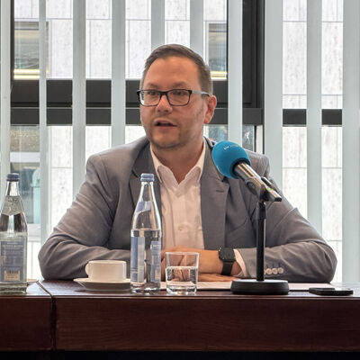 Sportb&uuml;rgermeister Christian De Lapuente stellt das Konzept f&uuml;r den 