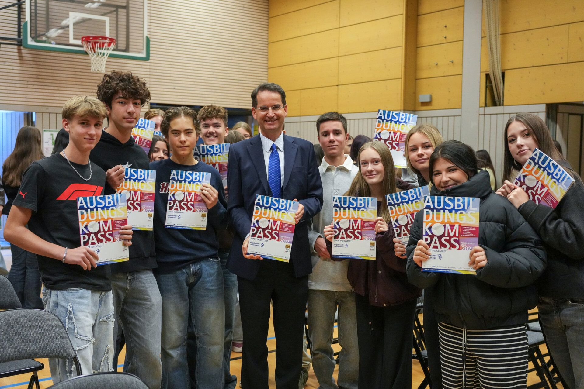 Oberb&uuml;rgermeister Michael Kern &uuml;bergab den neuen Ausbildungskompass gemeinsam mit Projektpartner an Sch&uuml;lerinnen und Sch&uuml;ler der Gnadenthal-Realschule. 