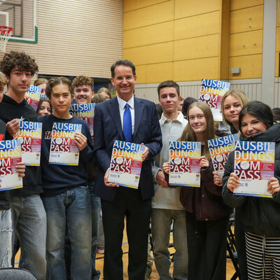 Oberb&uuml;rgermeister Michael Kern &uuml;bergab den neuen Ausbildungskompass gemeinsam mit Projektpartner an Sch&uuml;lerinnen und Sch&uuml;ler der Gnadenthal-Realschule. 