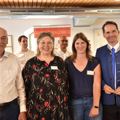 (V.r.) Oberbürgermeister Michael Kern freut sich zusammen mit den Leiterinnen des Bürgerhauses Wiltrud Nosse und Silvia Leithner sowie deren Vorgänger Peter Ferstl über 20 Jahre erfolgreiche Arbeit. 