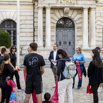 Bürgermeister Christian De Lapuente begrüßt die Plogging-Teilnehmer und dankt ihnen für ihren Beitrag zum Wohle der Umwelt. 