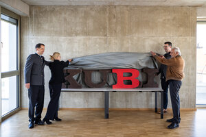Bild vergr&ouml;&szlig;ern: Symbolische Er&ouml;ffnung des KuBi mit (v.l.) Oberb&uuml;rgermeister Michael Kern, Stadtbaur&auml;tin Ulrike Wittmann-Brand, Kulturreferent Marc Grandmontagne sowie Bauherr Achim Schlafke