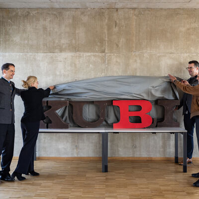 Symbolische Er&ouml;ffnung des KuBi mit (v.l.) Oberb&uuml;rgermeister Michael Kern, Stadtbaur&auml;tin Ulrike Wittmann-Brand, Kulturreferent Marc Grandmontagne sowie Bauherr Achim Schlafke 
