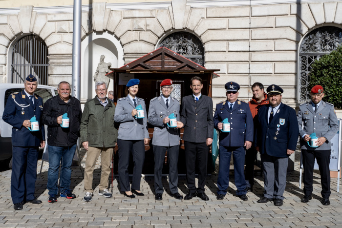Oberb&uuml;rgermeister Michael Kern zusammen mit dem Standort&auml;ltesten Oberst Jochen Gumprich sowie Vertreterinnen und Vertreter der Bundeswehr und des Volksbundes 