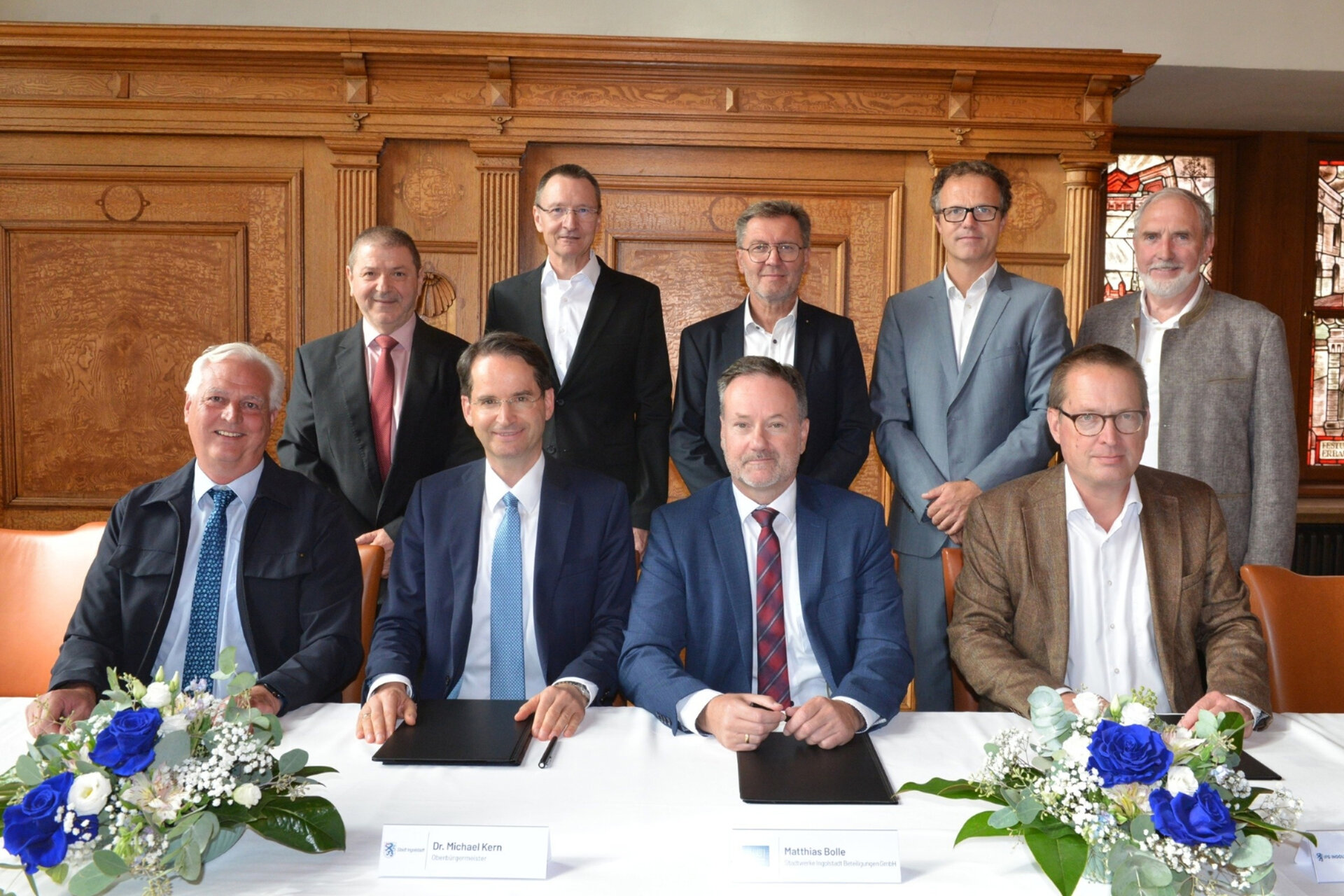 Unterzeichnung der Absichtserkl&auml;rung (v. l.) Hubert Stockmeier (Stadtwerke Netze), Cezmi Bilmez (Uniper), Oberb&uuml;rgermeister Michael Kern, Johannes Marschall (Audi), Matthias Bolle (Stadtwerke), Norbert Forster (IN-Campus), Christof Messner (IN-Campus), Georg Rosenfeld (IFG), B&uuml;rgermeister Franz W&ouml;hrl 