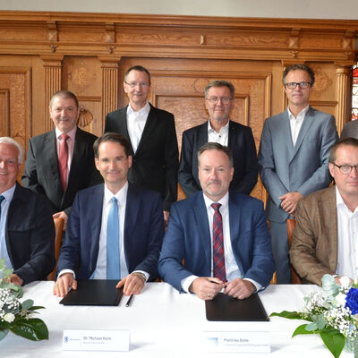 Unterzeichnung der Absichtserkl&auml;rung (v. l.) Hubert Stockmeier (Stadtwerke Netze), Cezmi Bilmez (Uniper), Oberb&uuml;rgermeister Michael Kern, Johannes Marschall (Audi), Matthias Bolle (Stadtwerke), Norbert Forster (IN-Campus), Christof Messner (IN-Campus), Georg Rosenfeld (IFG), B&uuml;rgermeister Franz W&ouml;hrl 