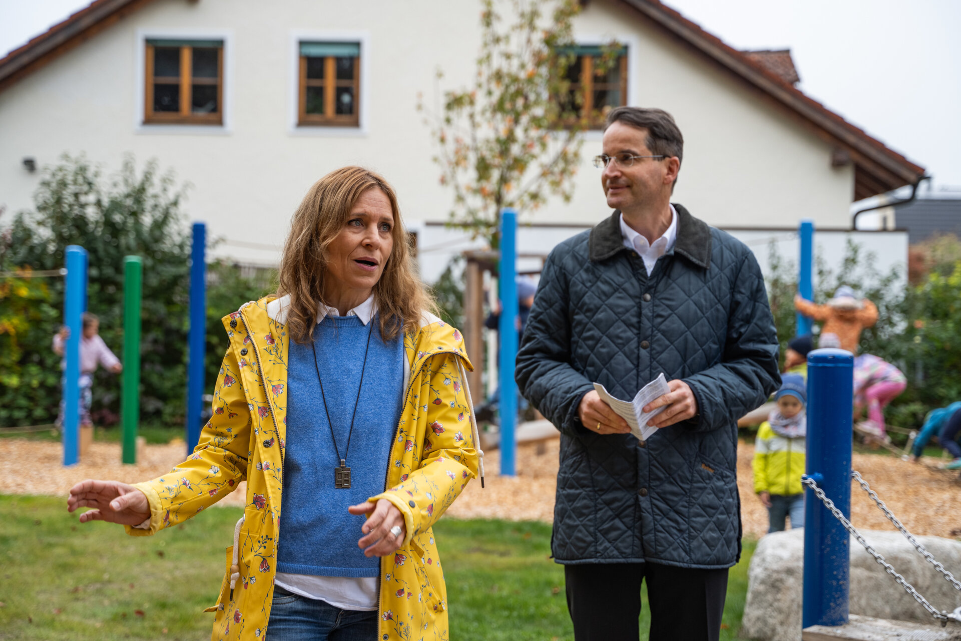 Oberb&uuml;rgermeister Michael Kern erf&auml;hrt von Christina Bergsteiner vom Gartenamt, worauf bei der Neugestaltung geachtet wurde. 